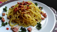 Pikantní špagety s česnekem, petrželkou a zauzenou slaninou