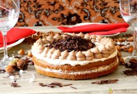 Kakaovo-ořechový dort s kokosovým a čokoládovým krémem s hoblinkami