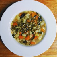 Polévka z mungo fazolí a kořenové zeleniny s medvědím česnekem