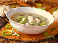 Krémová pórková polévka na kmíně s kořenovou zeleninou bílou ředkví a květákem