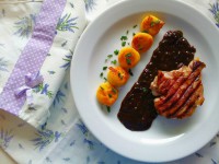 Steak z bažantího prsa se švestkovou omáčkou a dýňovo-bramborovými noky opečenými na másle