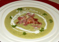 Bramborovo-hrášková polévka s uzeným masem