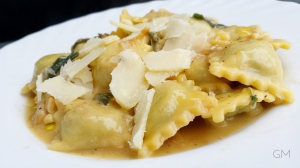 Ravioli plněné ricottou a špenátem s máslovou omáčkou se šalvějí