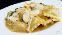 Ravioli plněné ricottou a špenátem s máslovou omáčkou se šalvějí