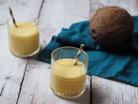Mangovo-ananasové smoothie s kokosovým mlékem