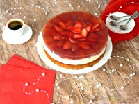Jahodový dort s kešu tvarohem, Šmakounem, jahodami s přelivem z agaru a malinové šťávy