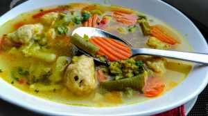 Zeleninová polévka s drožďovými noky