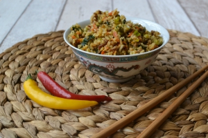 Pikantní smažená rýže s masem a zeleninou