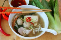 Asijská vepřová polévka s tofu a rybími kuličkami