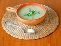 Polévka z bílé ředkve s bramborem, česnekem a bylinkami