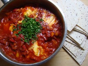 Shakshuka (šakšuka) s barevnými paprikami