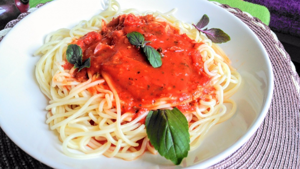 Špagety s omáčkou z rajčat s bazalkou a oreganem