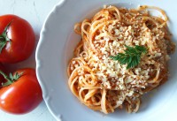 Špagety s omáčkou z kořenové zeleniny a drcených rajčat