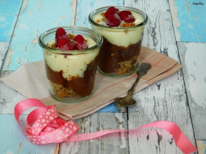 Veganské trifle s granola hrudkami