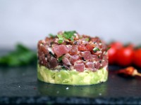 Tuňákový tatarák na avokádovém salátku