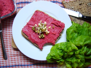 Hummus s červenou řepou a křenem