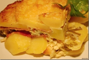 Gratinované smetanové brambory se sýrem Gran Moravia a salát z pečené červené řepy...