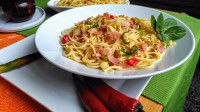 Ostré špagety se slaninou, barevnými chilli papričkami a bylinkami