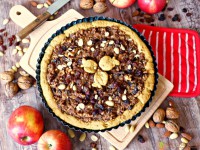 Linecký jablečný skořicový koláč s ořechy, mandlemi a rozinkami