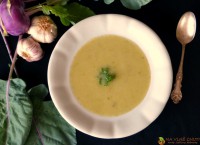Brokolicovo-kedlubnová polévka s cuketou, česnekem a majoránkou a mandlovým mlékem