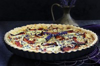 Cibulový quiche s gorgonzolou, slaninou a levandulí