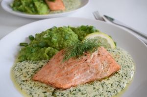 Losos s koprovou omáčkou a hráškovým pyré Losos s koprovou omáčkou a hráškovým pyré