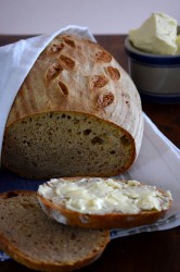 Podmáslový chléb s domácím máslem