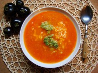 Česneková polévka z pečených rajčat s mrkvovým pestem