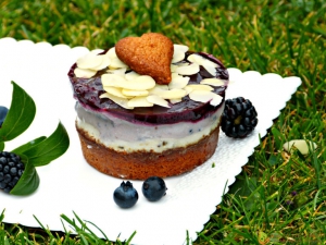 Mini cheesecake dortíčky s ostružinami a borůvkami