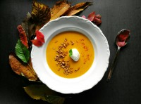 Podzimní polévka z dýně a cukety s praženými slunečnicovými semínky a uzenou paprikou