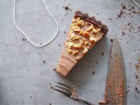 Čokoládový koláč se slaným karamelem a arašídy