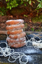 Donuty s vanilkovým cukrem s čokoládovo-oříškovým dipem