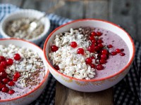 Rybízové smoothie bowl s pufovanou pohankou