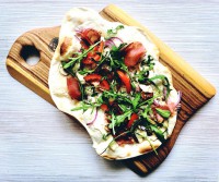 Flammkuchen se šunkou, rajčaty a rukolou