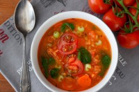 Zeleninová polévka s rajčaty, špenátem a jasmínovou rýží