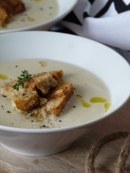Krémová květáková polévka s tymiánovo-česnekovými krutony