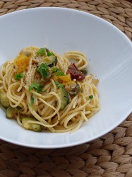 Špagety s krůtím masem, zeleninou, sušenými rajčátky a kapary