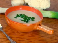 Květáková polévka s pórkem a bílou ředkví