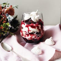 Višňový Eton Mess