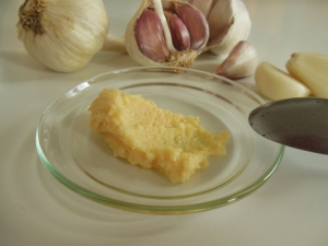 Domácí česneková pasta