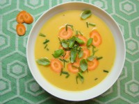 Krémová mrkvová polévka s kari a čerstvým zázvorem