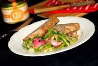 Teplý salát s ledovým salátem, ředkvičkami, zelenými fazolkami, konopným semínkem
