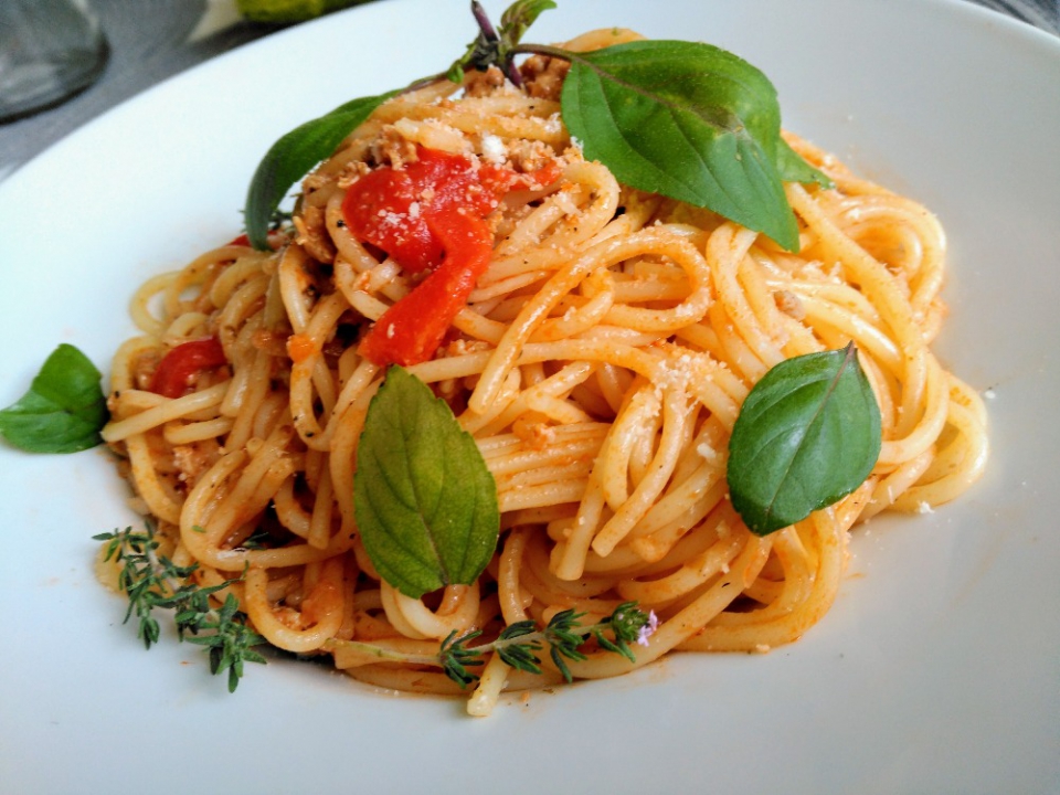 Špagety na dva způsoby s krůtí směsí, paprikami a sýrem