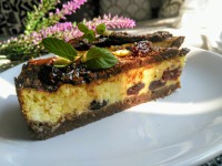 Kokosový cheesecake s brusinkami a čokoládou