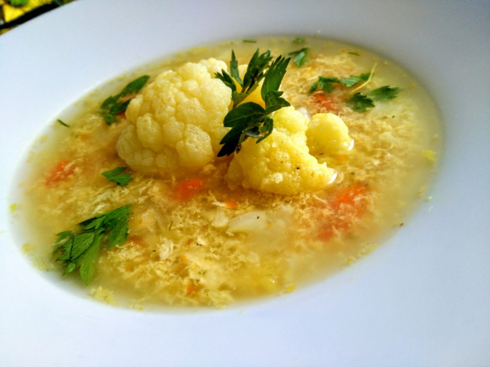 Květáková polévka s kořenovou zeleninou a pórkem