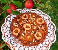 Pohankový medový, jablečno-skořicový koláč s vlašskými ořechy