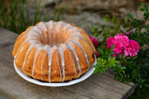 Bábovka s ovocem a citronovou polevou