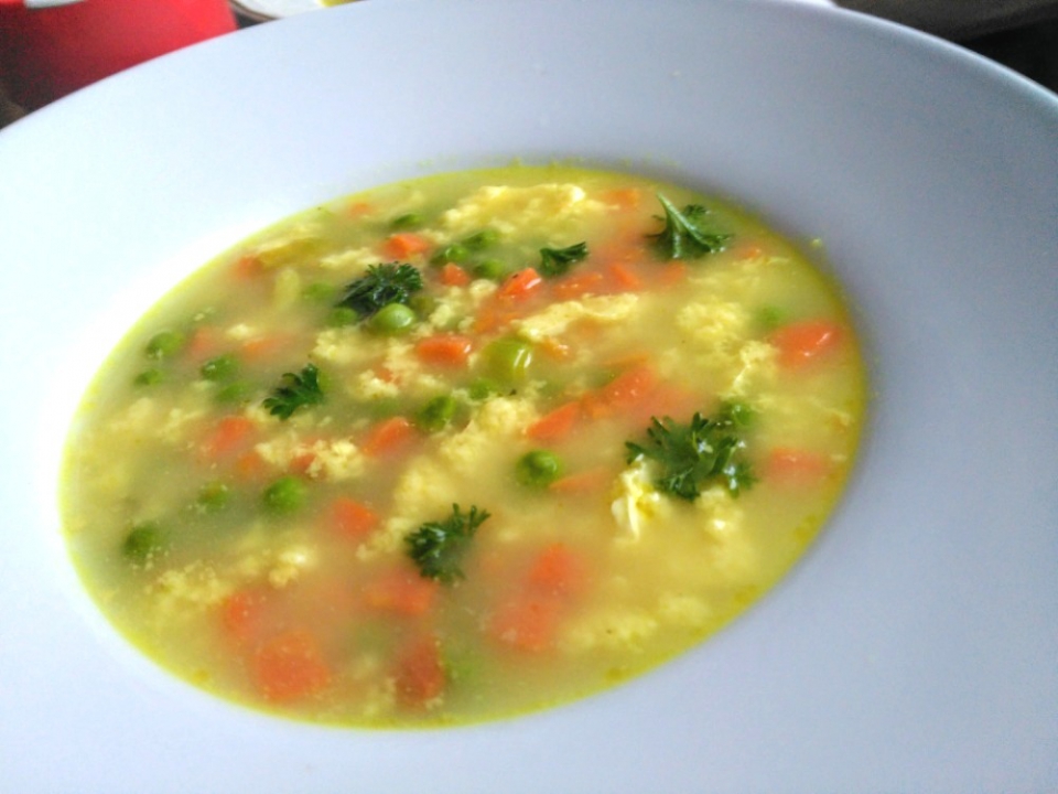 Rychlá drožďová zeleninová polévka s nočky