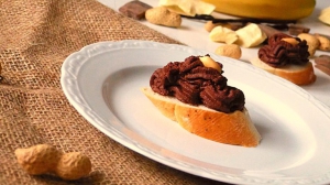 Čokoládová pomazánka s kešu, arašídy a banánem