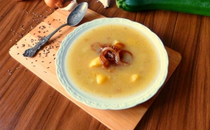 Cibulová polévka s česnekem a bramborami na českém Ghí